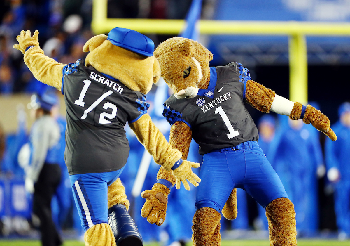 Wildcat, Scratch, Mascots
Kentucky falls to Tennessee 17-13. 

Photo by Britney Howard | Staff