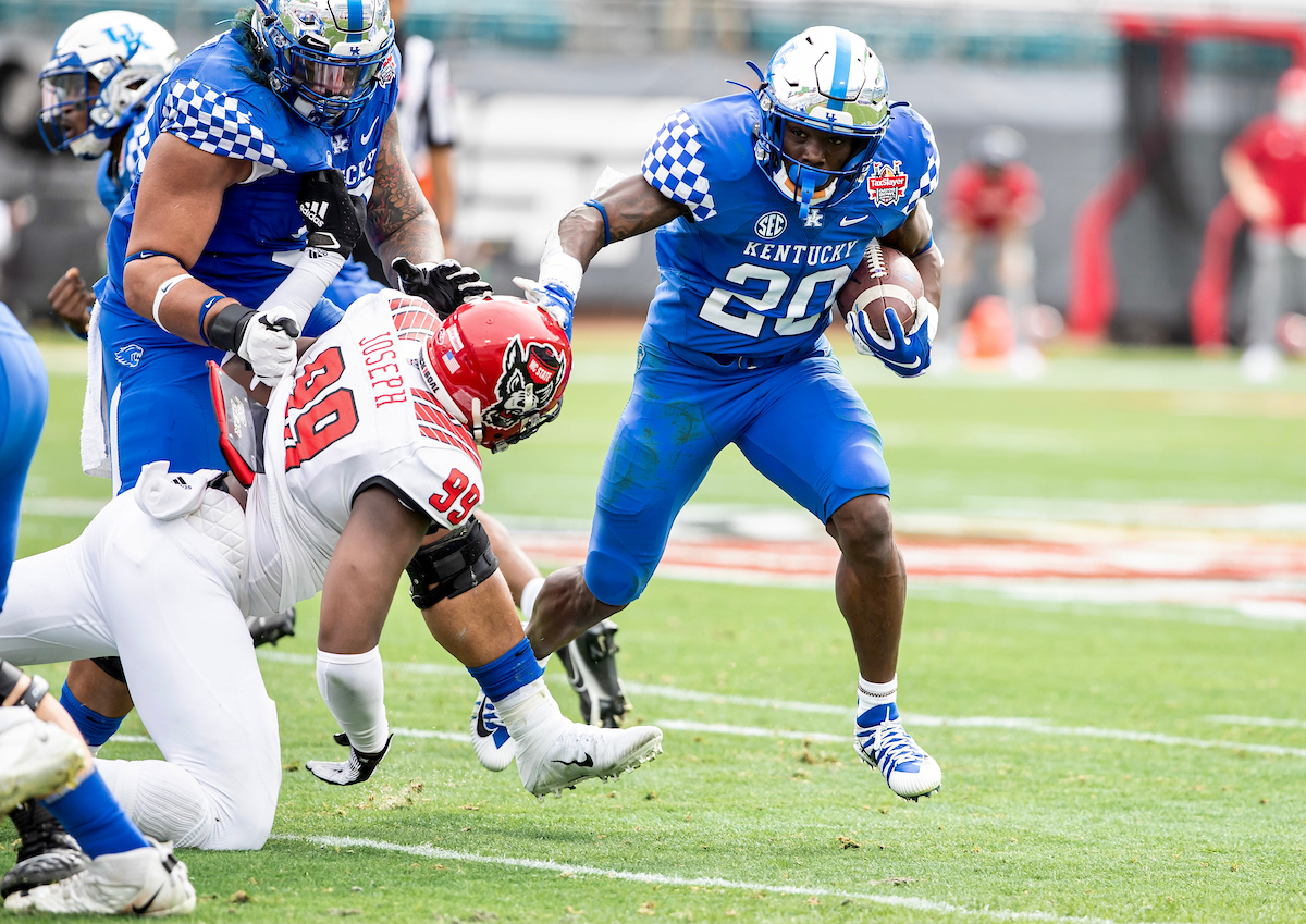 Kavosiey Smoke

Kentucky beats NC State 23-21

Photo by Jacob Noger | UK Football