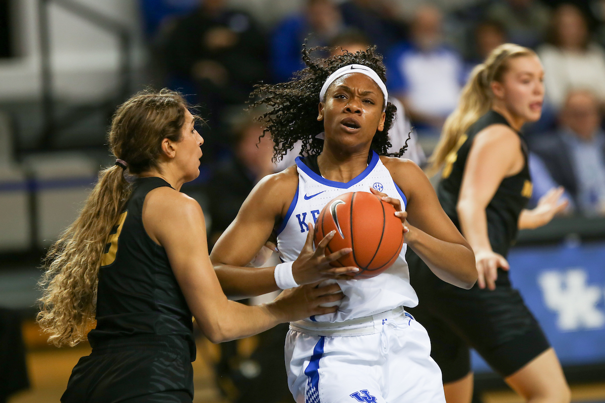 Ogechi Anyagaligbo

The UK Women's Basketball team beats Mizzou. 

Photo by Hannah Phillips  | UK Athletics