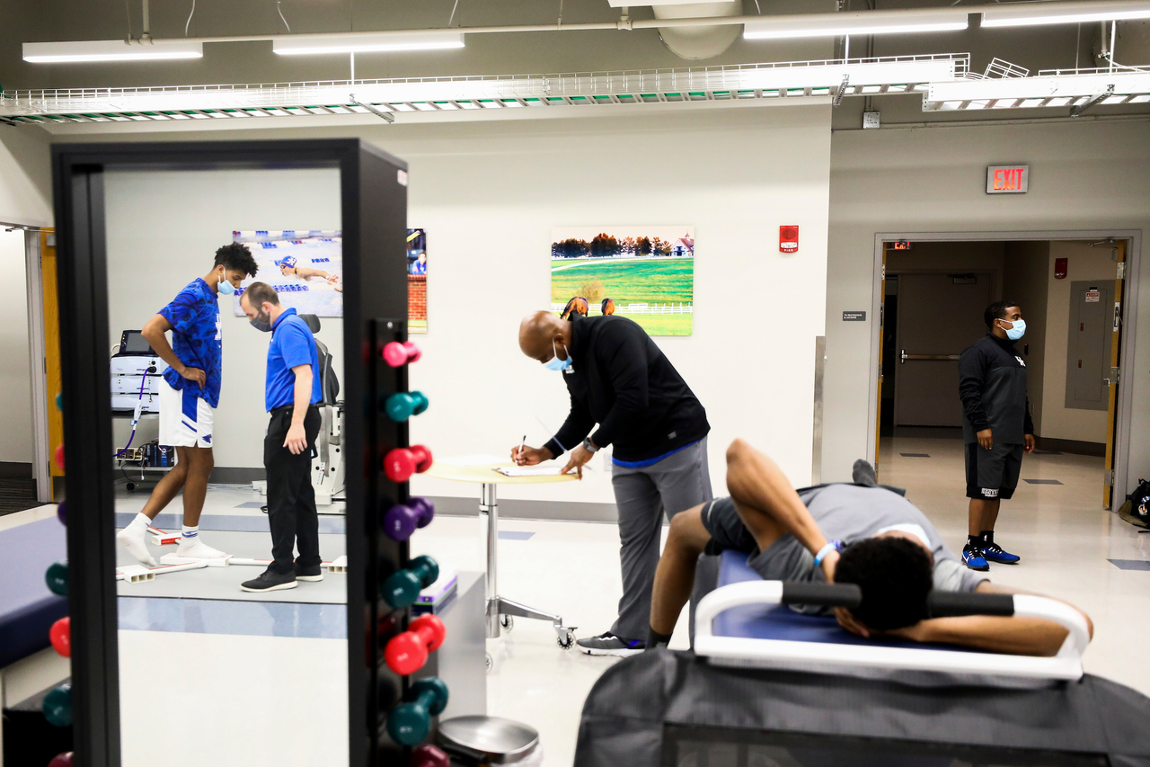 Dontaie Allen. Geoff Staton. Robert Harris.

The UK men's basketball team at the University of Kentucky Sports Medicine Research Institute. 

Photo by Chet White | UK Athletics
