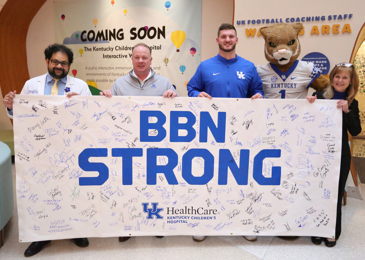 Mark Stoops and CJ Conrad.

Sarah Howard and her family are presented with a vacation trip to the 2019 VRBO Citrus Bowl to cheer on the Kentucky Wildcats.

Photo by Noah J. Richter | UK Athletics