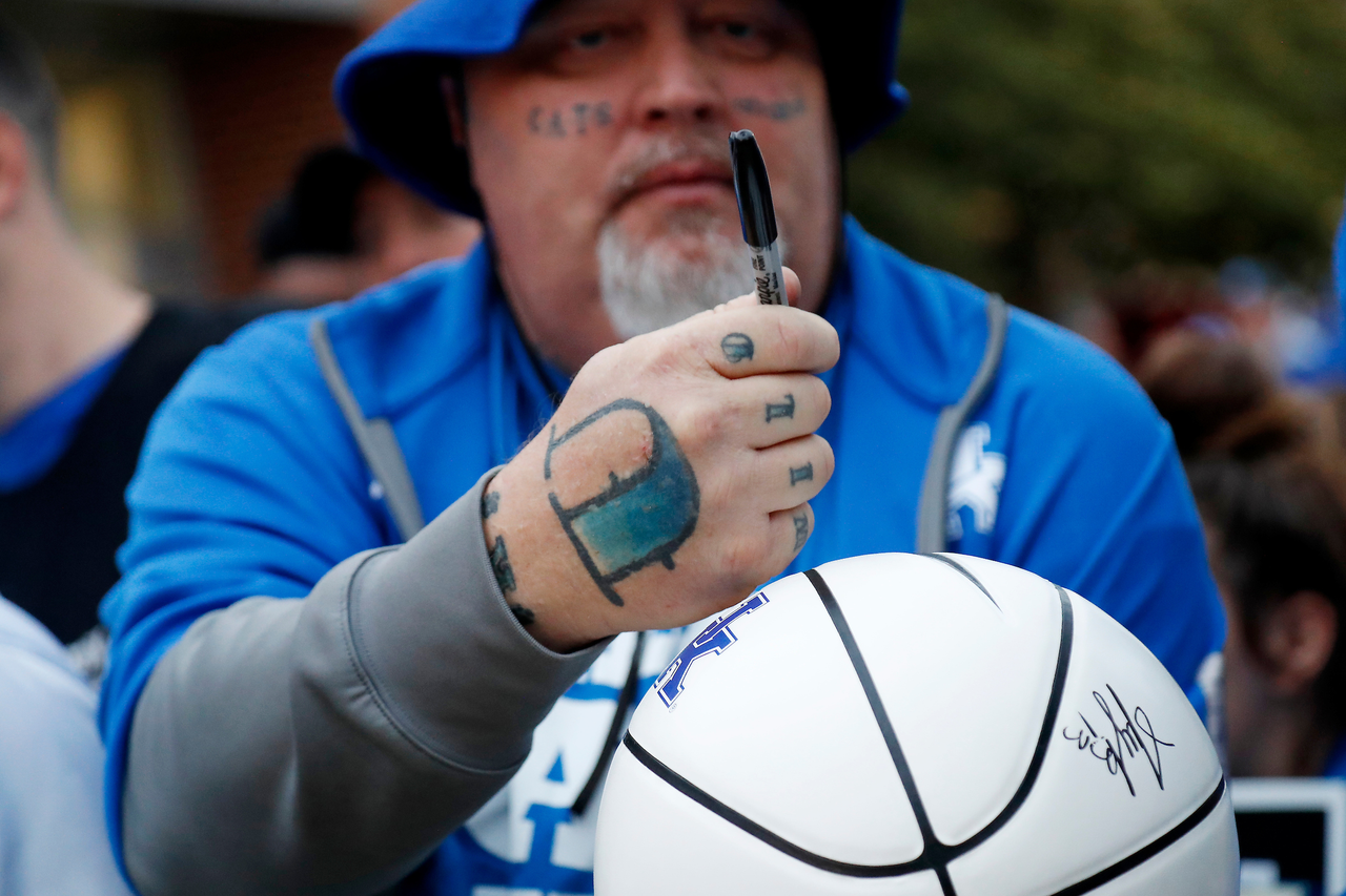 Fans.

Madness campout. 180927.

Photo by Chet White | UK Athletics