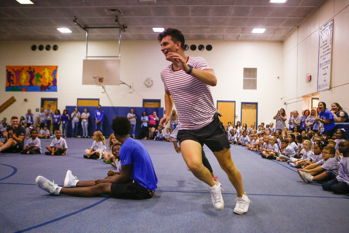 Riley Welch

Men's Basketball team delivers food to God’s Pantry at Picadome Elementary. 

Photo by Hannah Phillips | UK Athletics