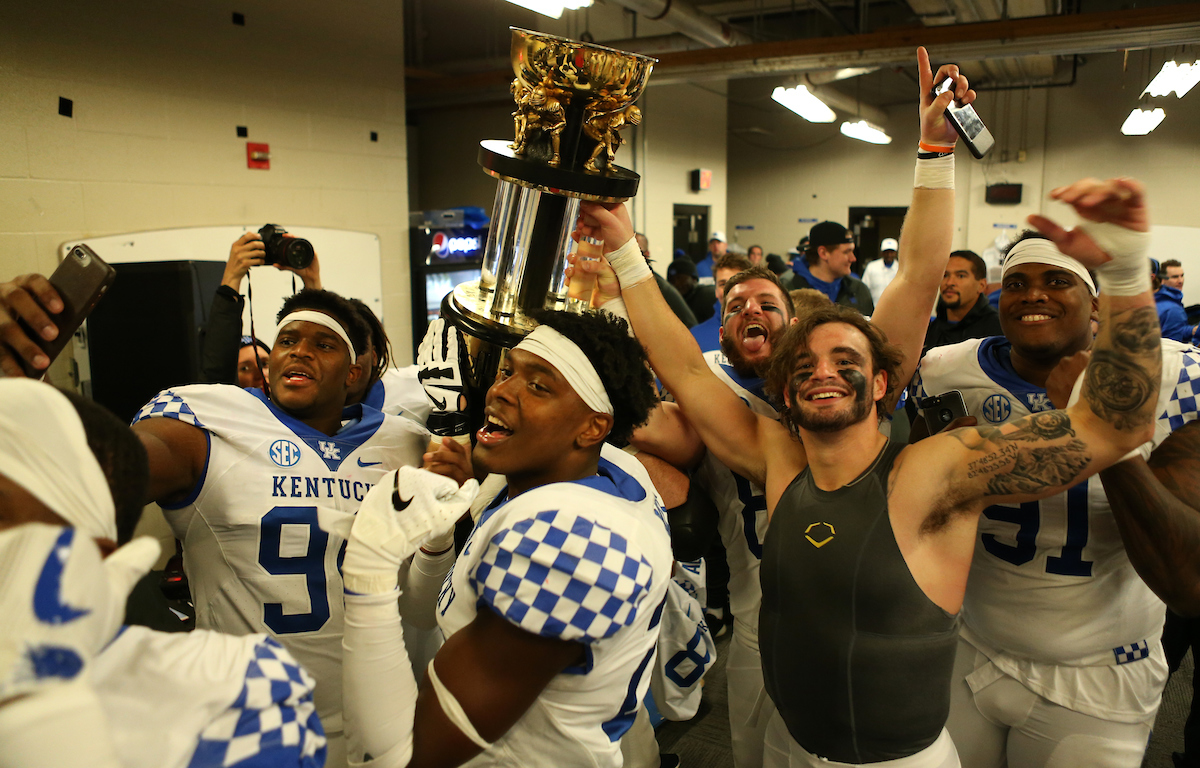 Kash Daniel

Kentucky Football beats Louisville at Cardinal Stadium 56-10.


Photo By Barry Westerman | UK Athletics