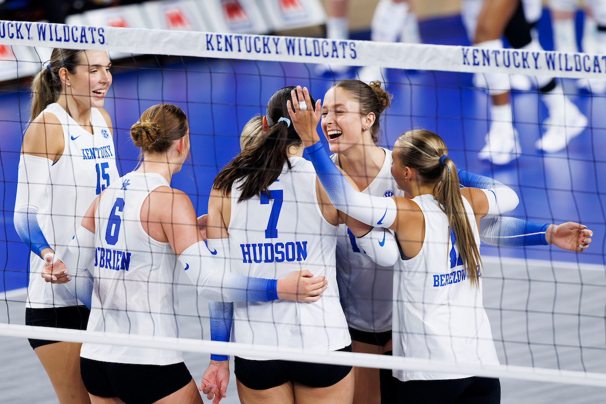 DeLeye & Hudson Send SEC Statement in 3-0 Sweep of No. 2 Texas
