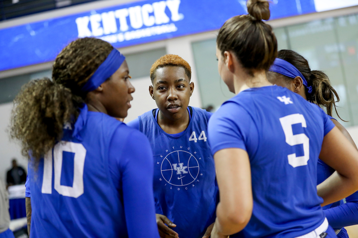 Dre’una Edwards. Rhyne Howard. Blair Green.

Women’s blue-white.

Photos by Chet White | UK Athletics