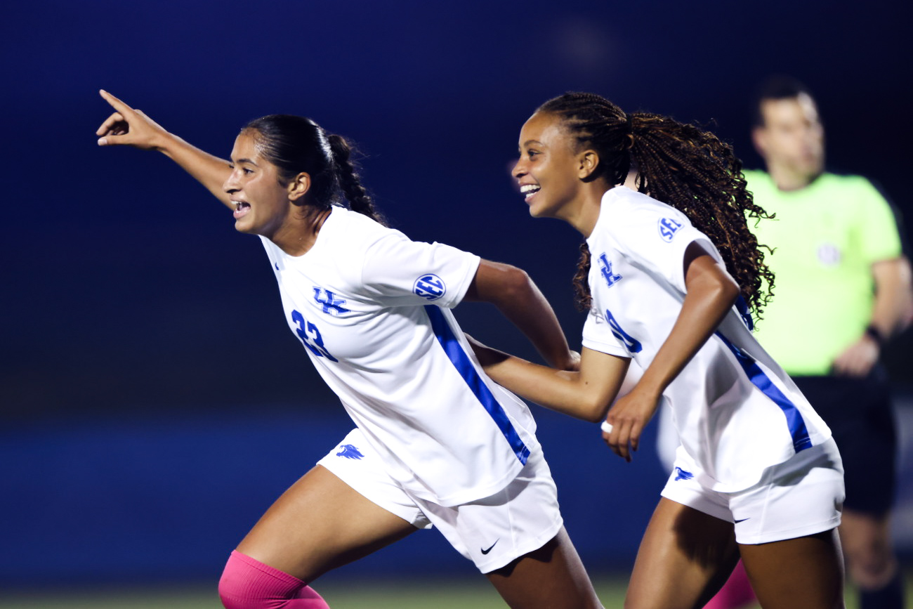 First Half Barrage Pushes Kentucky to 3-2 Upset Over No. 8 South Carolina