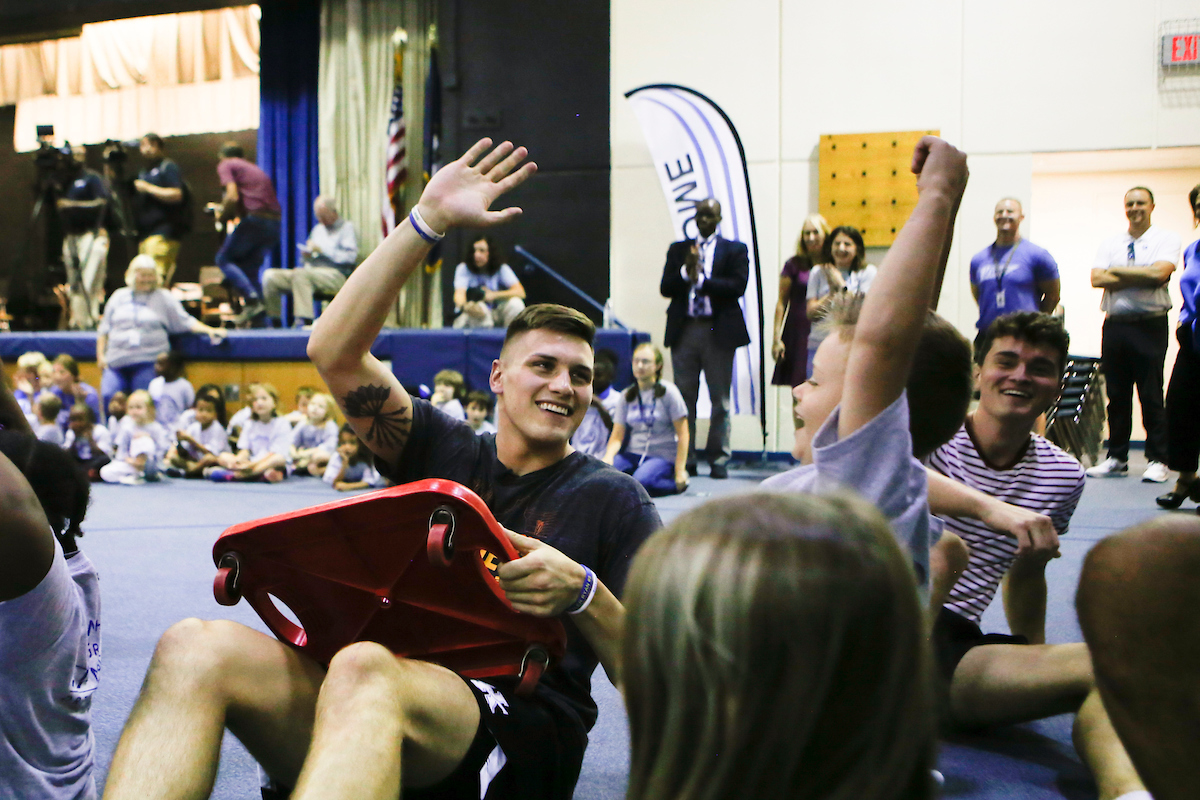 Nate Sestina, Riley Welch

Men's Basketball team delivers food to God’s Pantry at Picadome Elementary. 

Photo by Hannah Phillips | UK Athletics