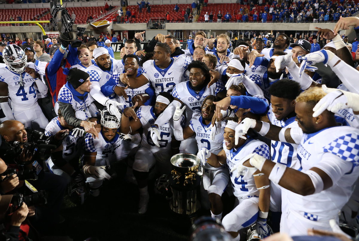 UK Football Team

Kentucky Football beats Louisville at Cardinal Stadium 56-10.


Photo By Barry Westerman | UK Athletics