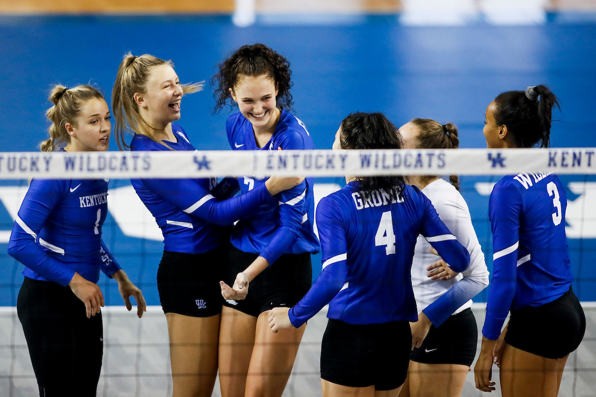 Sophie Fischer. Team.

UK Volleyball Blue-White Scrimmage.

Photos by Chet White | UK Athletics