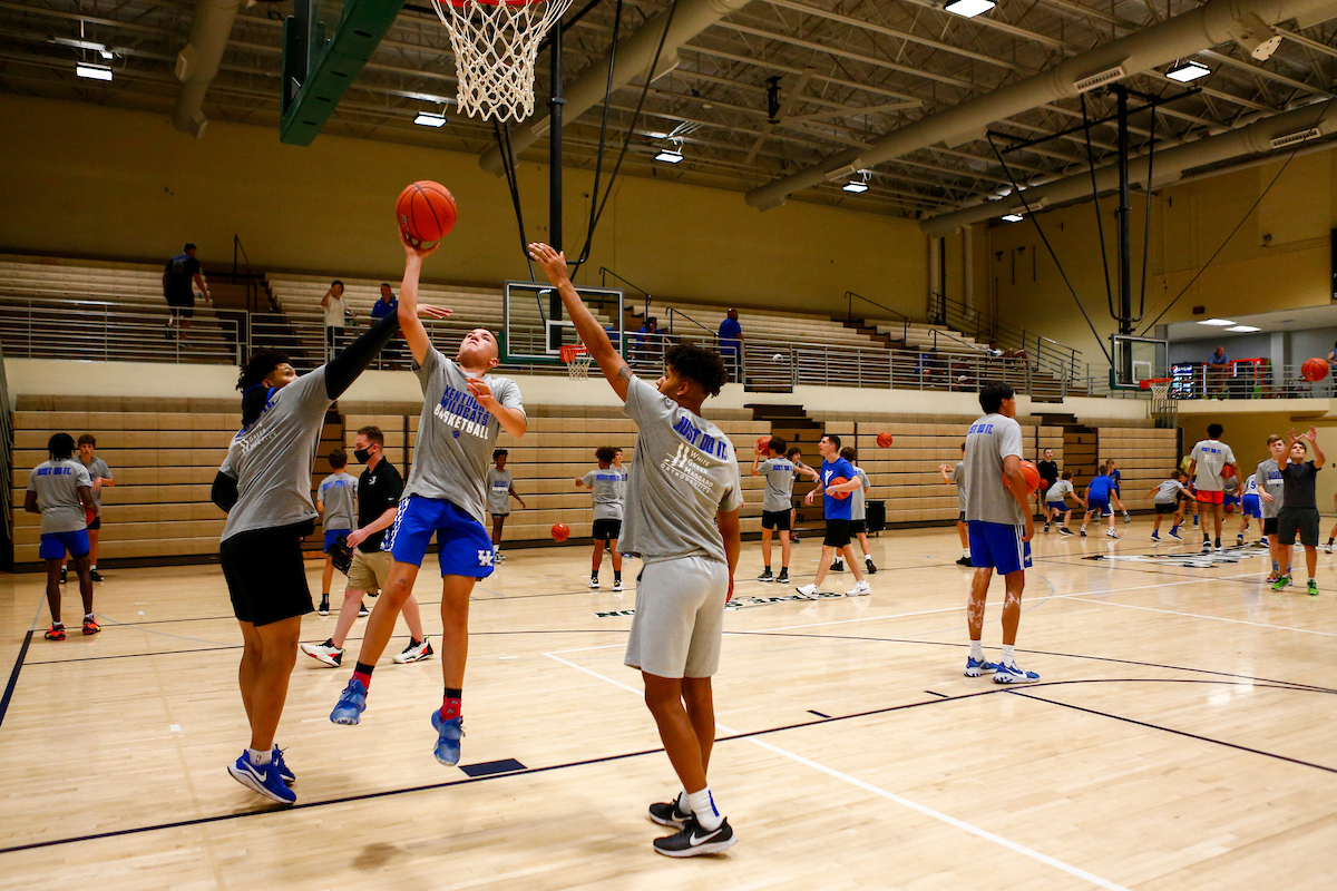 Zan Payne. Dontaie Allen.

Kentucky men's basketball camp at South Oldham High School in Crestwood, Kentucky.

Photo By Barry Westerman | UK Athletics