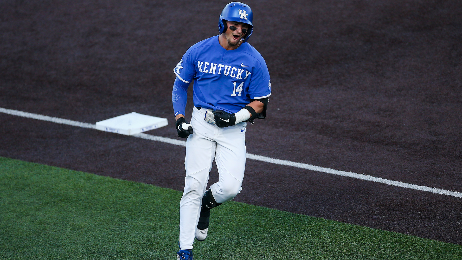 Travis Smith, Balanced Offense Power No. 21 Kentucky to Top-Five Win