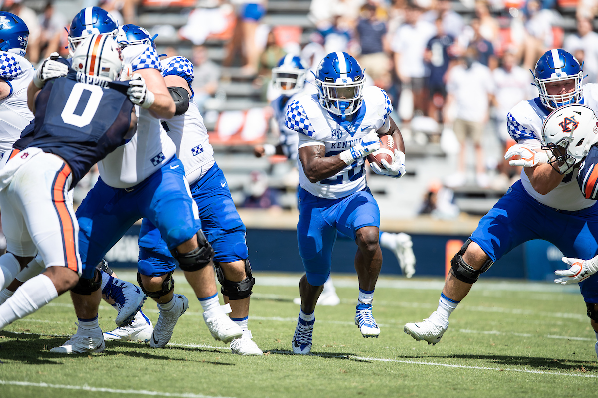 Kavosiey Smoke

UK fall to Auburn 29-13

Photo By Jacob Noger | UK Football
