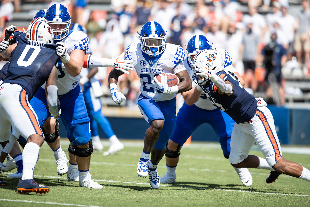 Kavosiey Smoke

UK fall to Auburn 29-13

Photo By Jacob Noger | UK Football