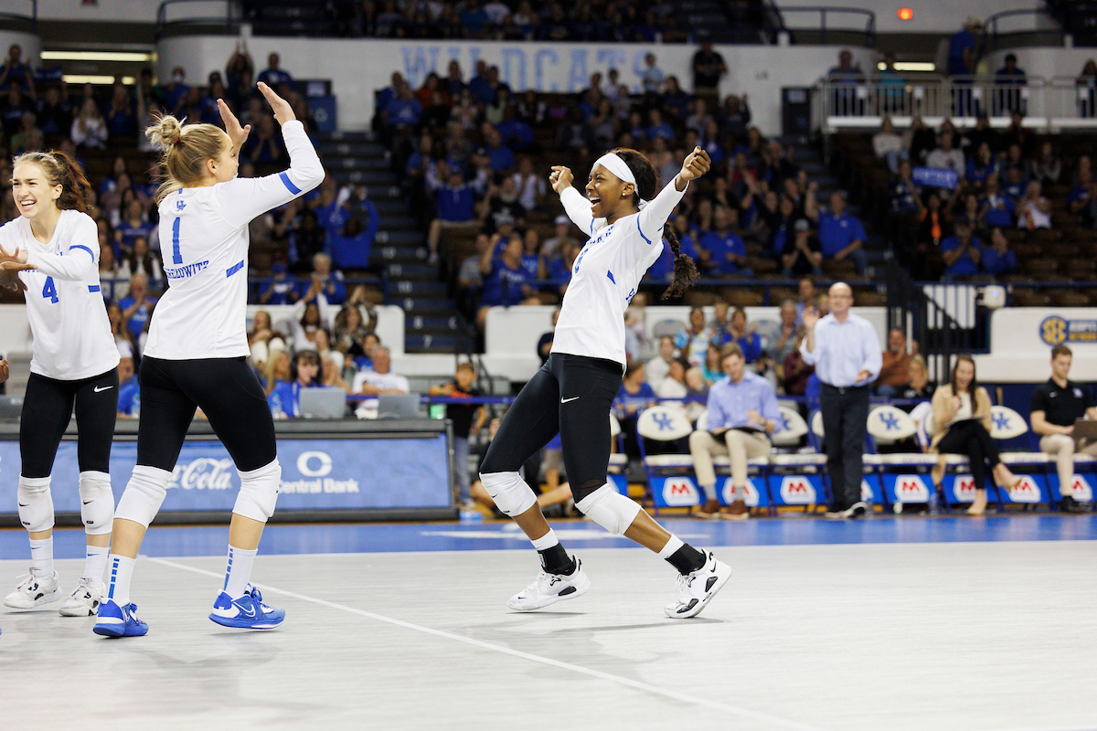 (12) Kentucky Cruises Into Second Round with Sweep of Loyola