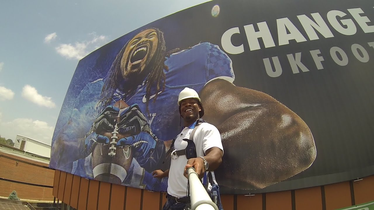 Kentucky Wildcats TV: Za'Darius Smith Billboard Reveal