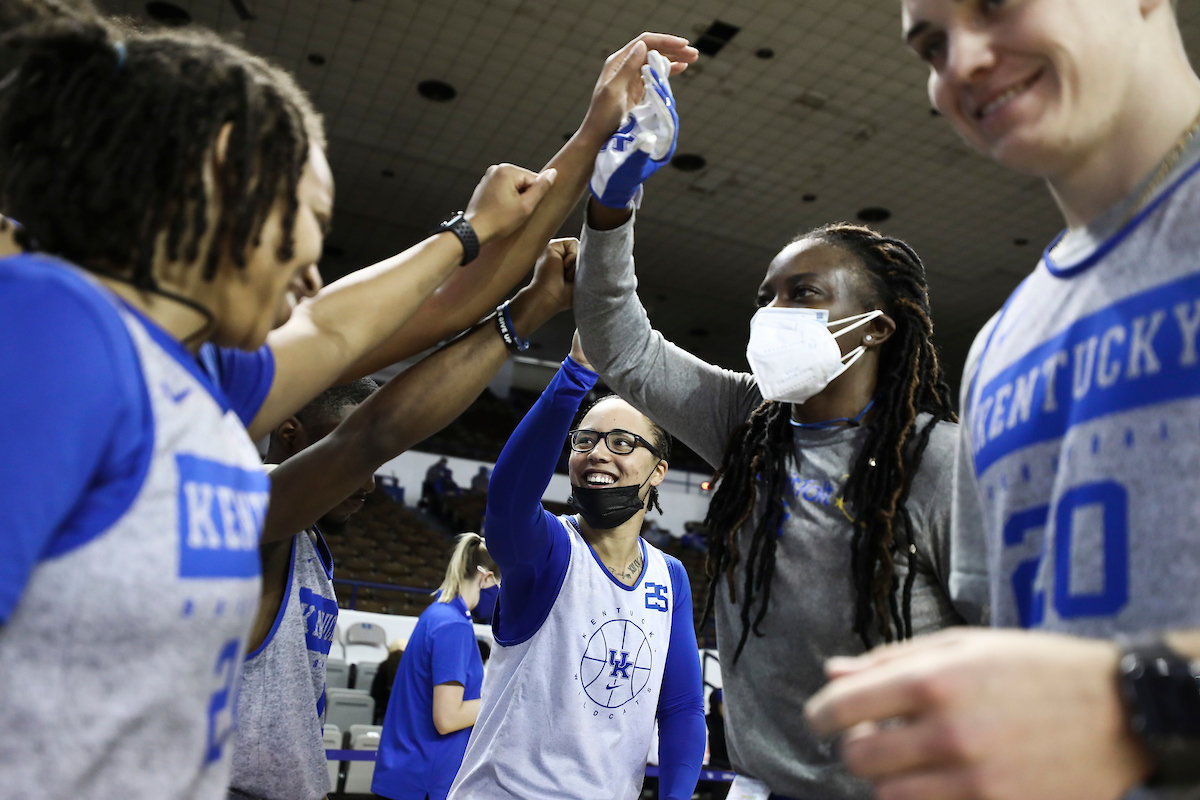 Makayla Epps. Niya Butts. Amber Smith.

Women’s blue-white.

Photos by Chet White | UK Athletics