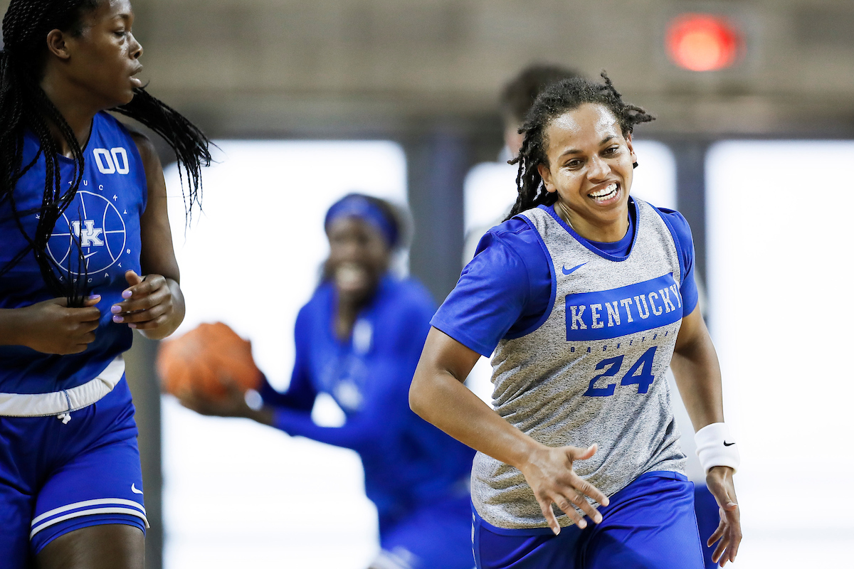 Amber Smith. Olivia Owens.

Women’s blue-white.

Photos by Chet White | UK Athletics