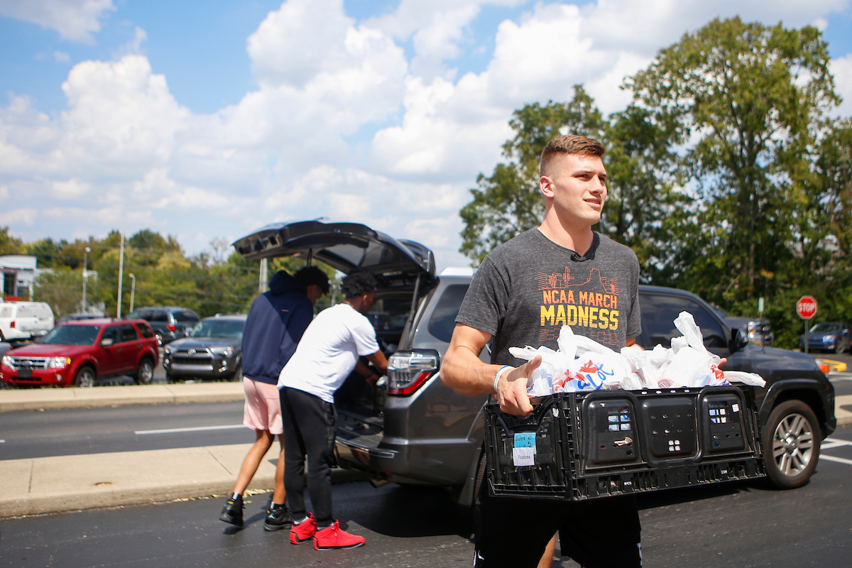 Nate Sestina

Men's Basketball team delivers food to God’s Pantry at Picadome Elementary. 

Photo by Hannah Phillips | UK Athletics