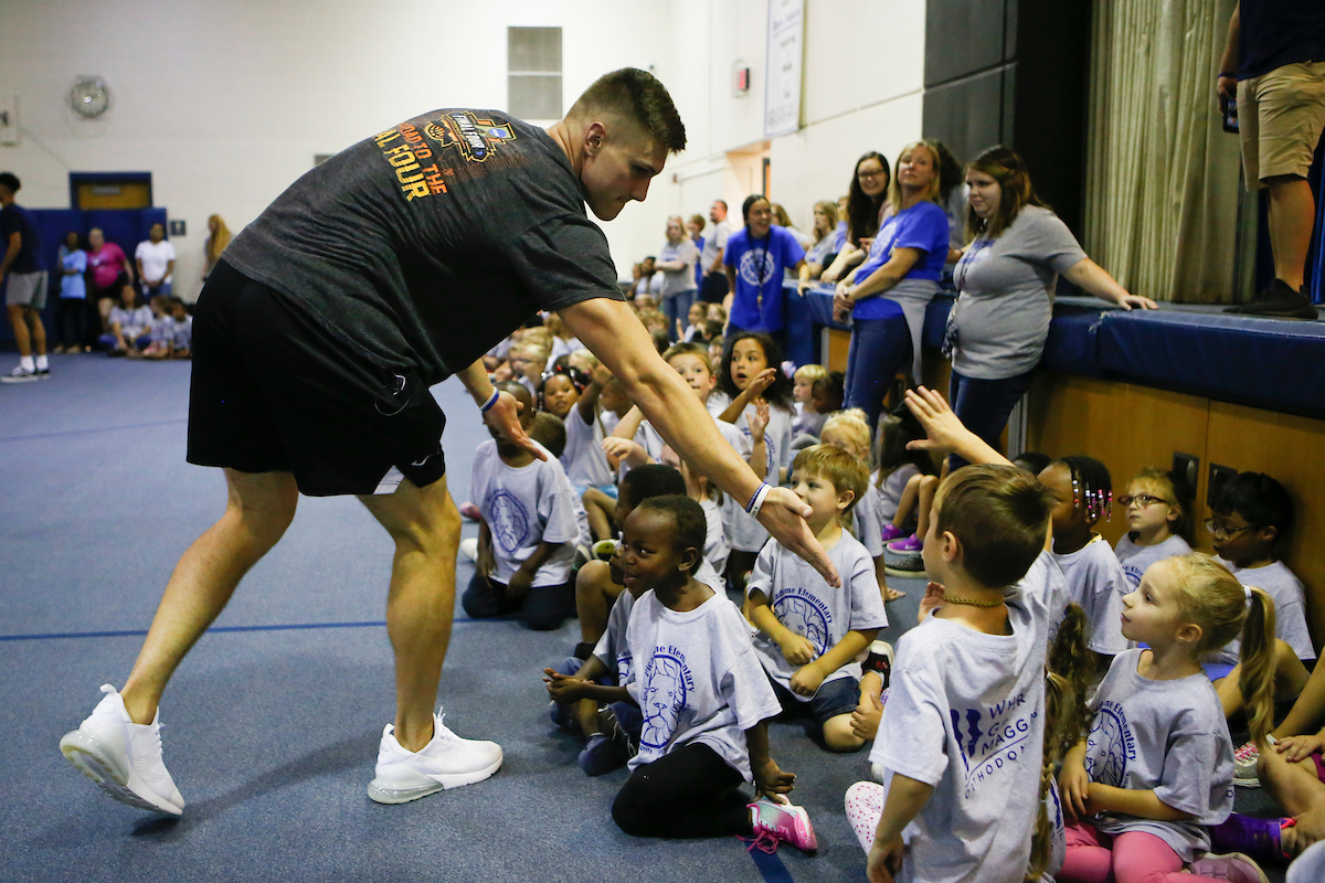 Nate Sestina

Men's Basketball team delivers food to God’s Pantry at Picadome Elementary. 

Photo by Hannah Phillips | UK Athletics