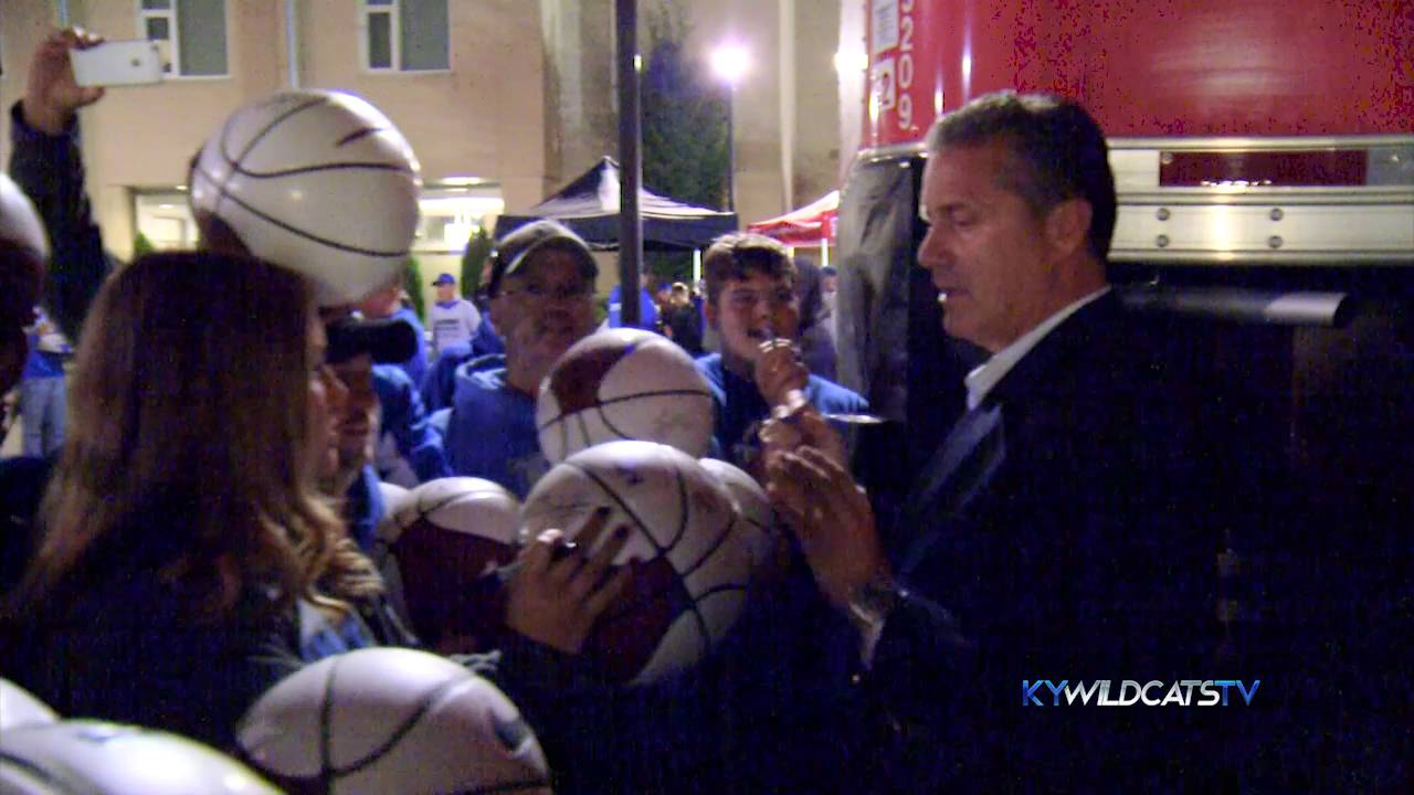 MBB: Players Deliver Pizza to Fans at Big Blue Madness Campout