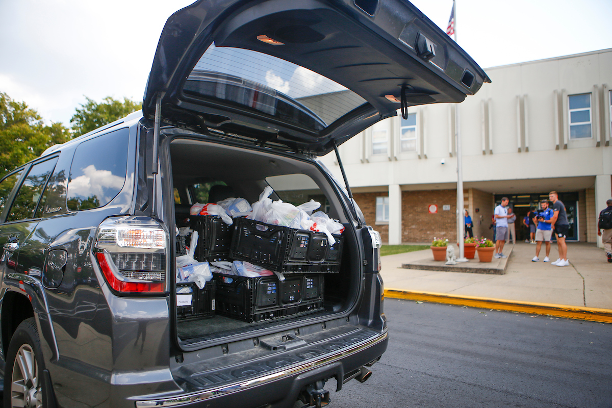 Men's Basketball team delivers food to God’s Pantry at Picadome Elementary. 

Photo by Hannah Phillips | UK Athletics