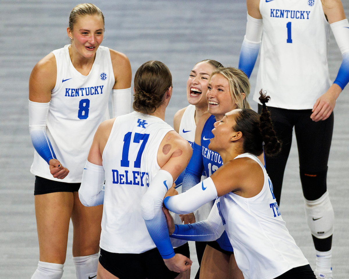 No. 7 Texas Sweeps No. 12 Kentucky on Sunday, 3-0