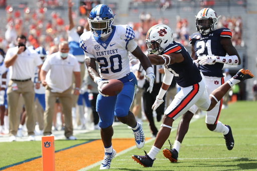 Kavosiey Smoke.

Kentucky falls to Auburn, 13-29.

Photo by Elliott Hess | UK Athletics