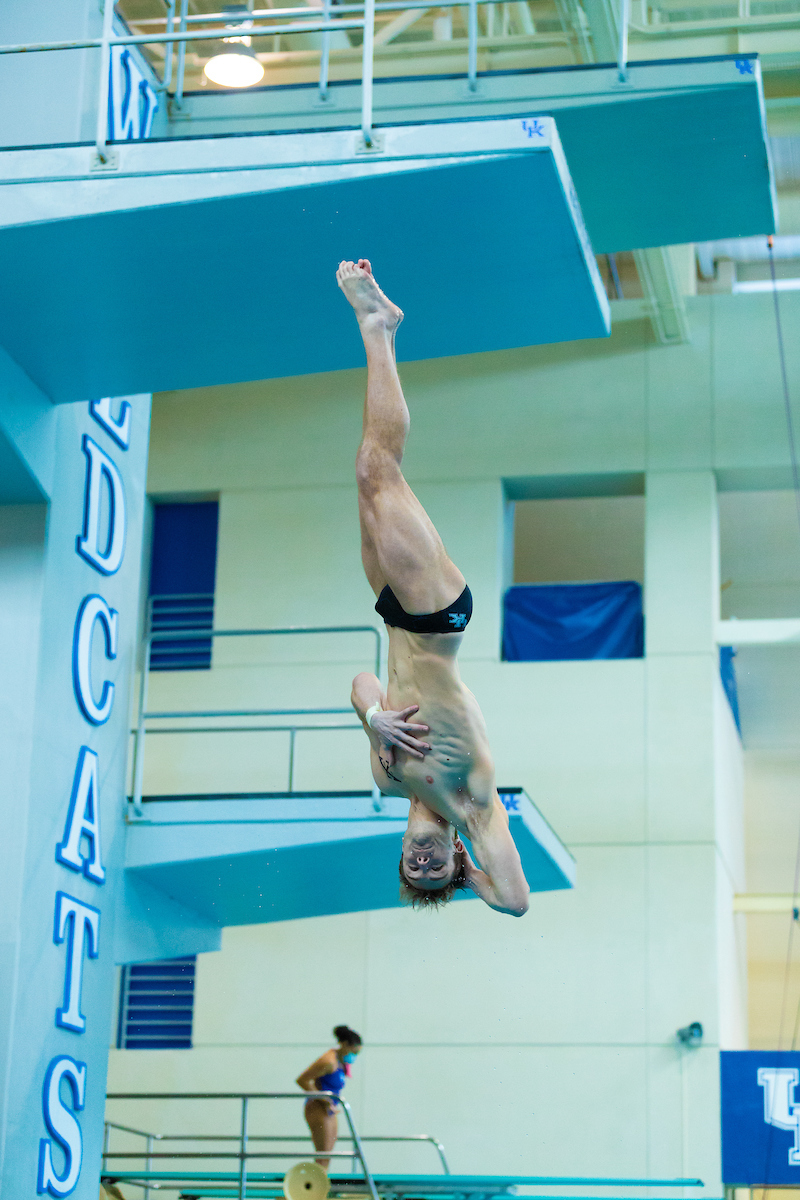 Kentucky Women's team beats Louisville 200.5-99.5
Kentucky Men's team falls to Louisville 111-188.

Photo by Grant Lee | UK Athletics