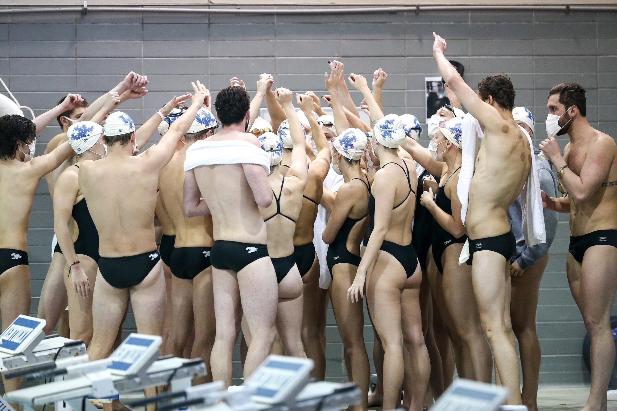 White Team Dominates in Blue-White Scrimmage