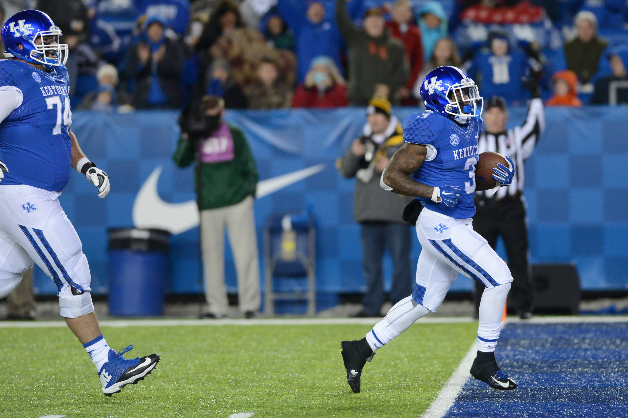 Kentucky Rolls Past Charlotte, 58-10