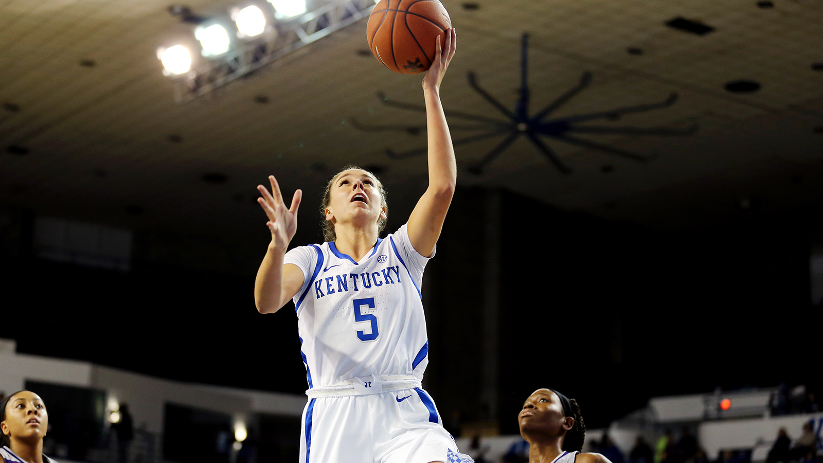 Balanced Scoring Attack Leads Kentucky Past High Point