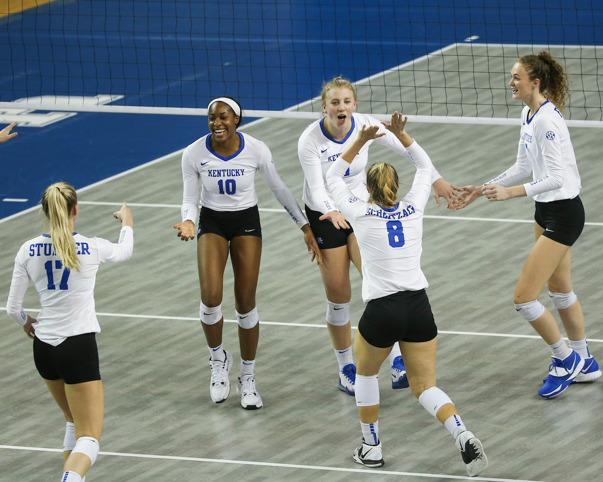 Team.

Kentucky sweeps Alabama 3-0.

Photo by Grace Bradley | UK Athletics