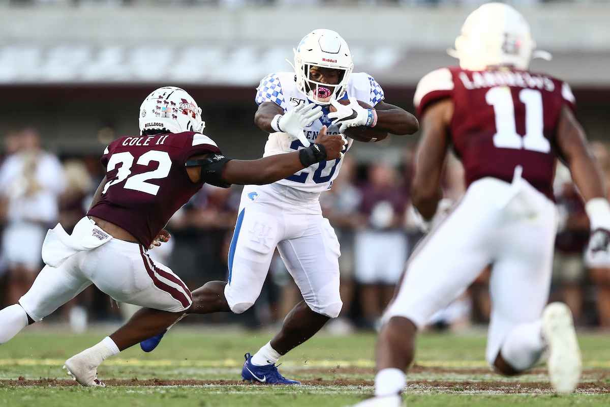 KAVOSIEY SMOKE.

Kentucky falls to Mississippi State, 28-13.

Photo by Elliott Hess | UK Athletics