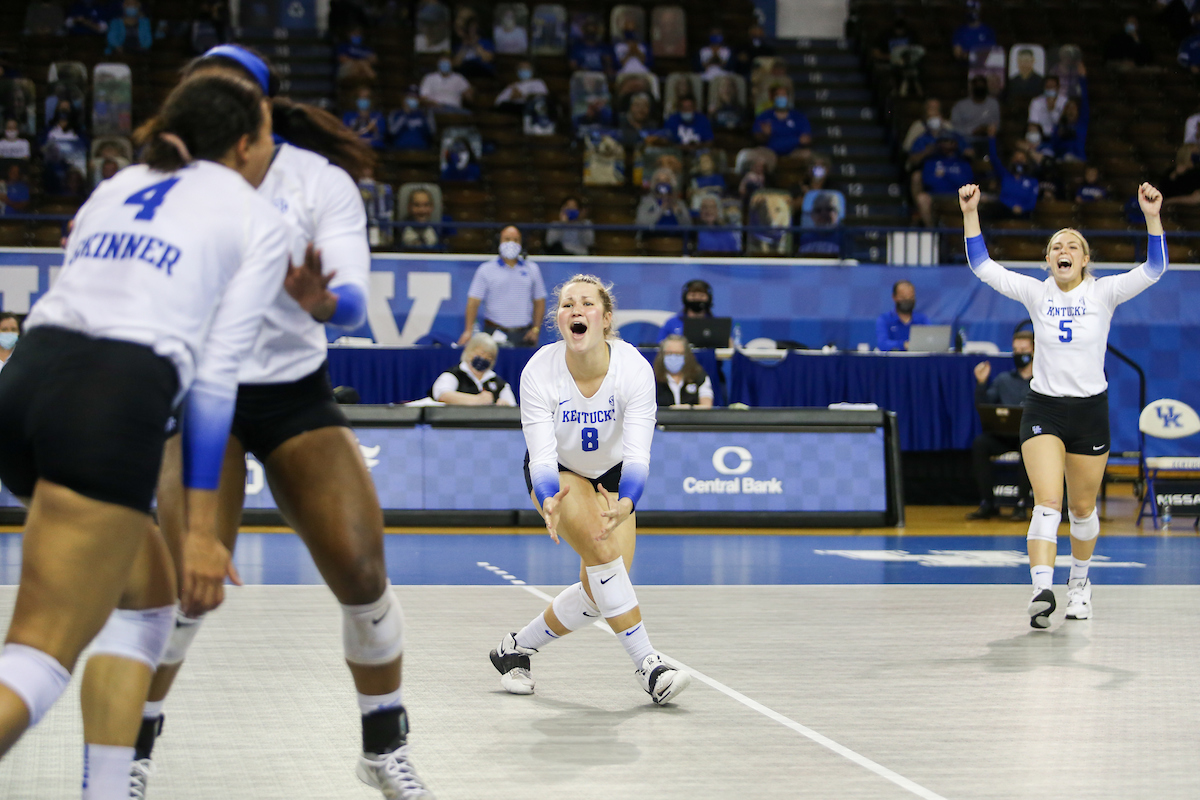 Cameron Scheitzach and Lauren Tharp.

Kentucky sweeps Alabama 3-0 and wins SEC Championship.

Photo by Hannah Phillips | UK Athletics