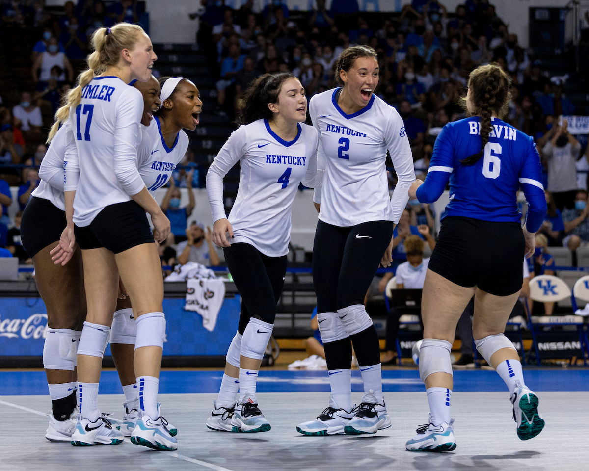 Team.

Kentucky beats Stanford 3-2.

Photo by Grant Lee | UK Athletics