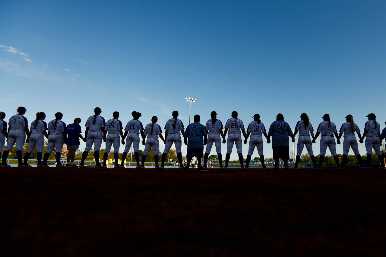 Team. National Anthem.

Kentucky beat Auburn 7-0.