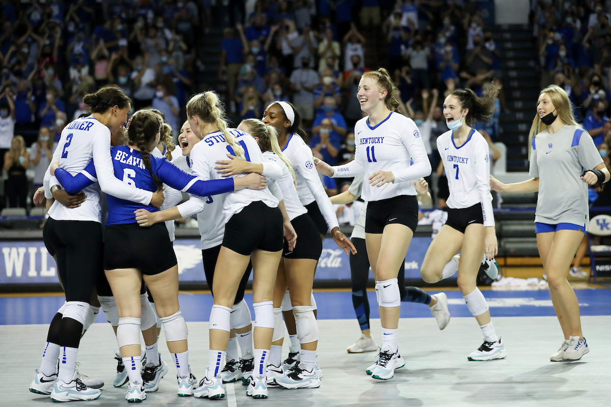 TEAM.

Kentucky beats Stanford, 3-2.

Photo by Elliott Hess | UK Athletics