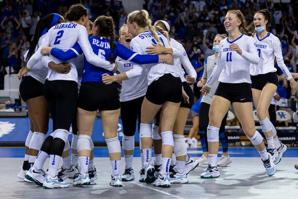 Team.

Kentucky beats Stanford 3-2.

Photo by Grant Lee | UK Athletics