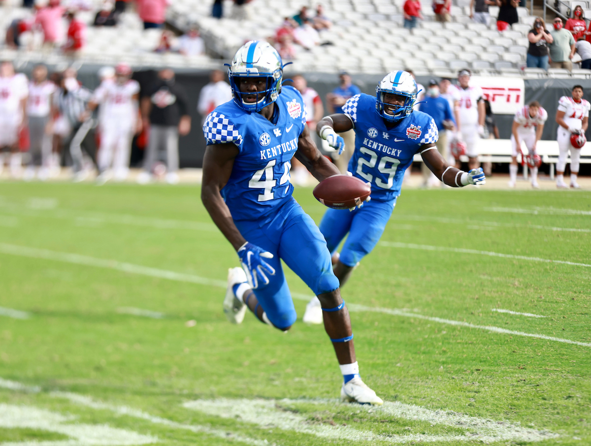 Jamin Davis Interception Return

Kentucky beats NC State 23-21

Photo by Jacob Noger | UK Football