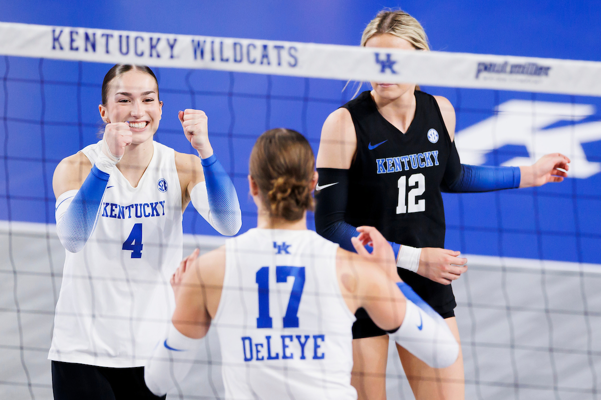 Kentucky Serves Past South Carolina in 3-0 Sweep of Gamecocks