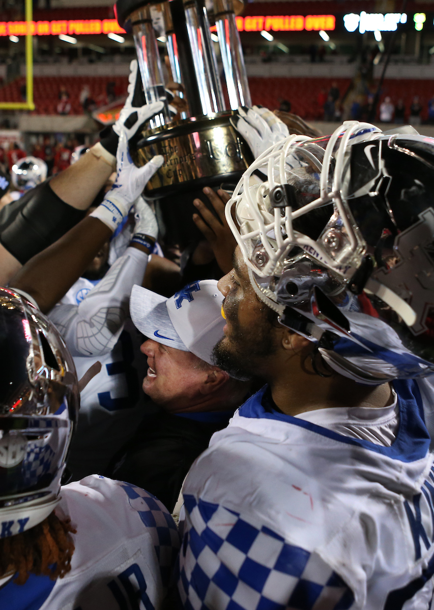 Mark Stoops

Kentucky Football beats Louisville at Cardinal Stadium 56-10.


Photo By Barry Westerman | UK Athletics