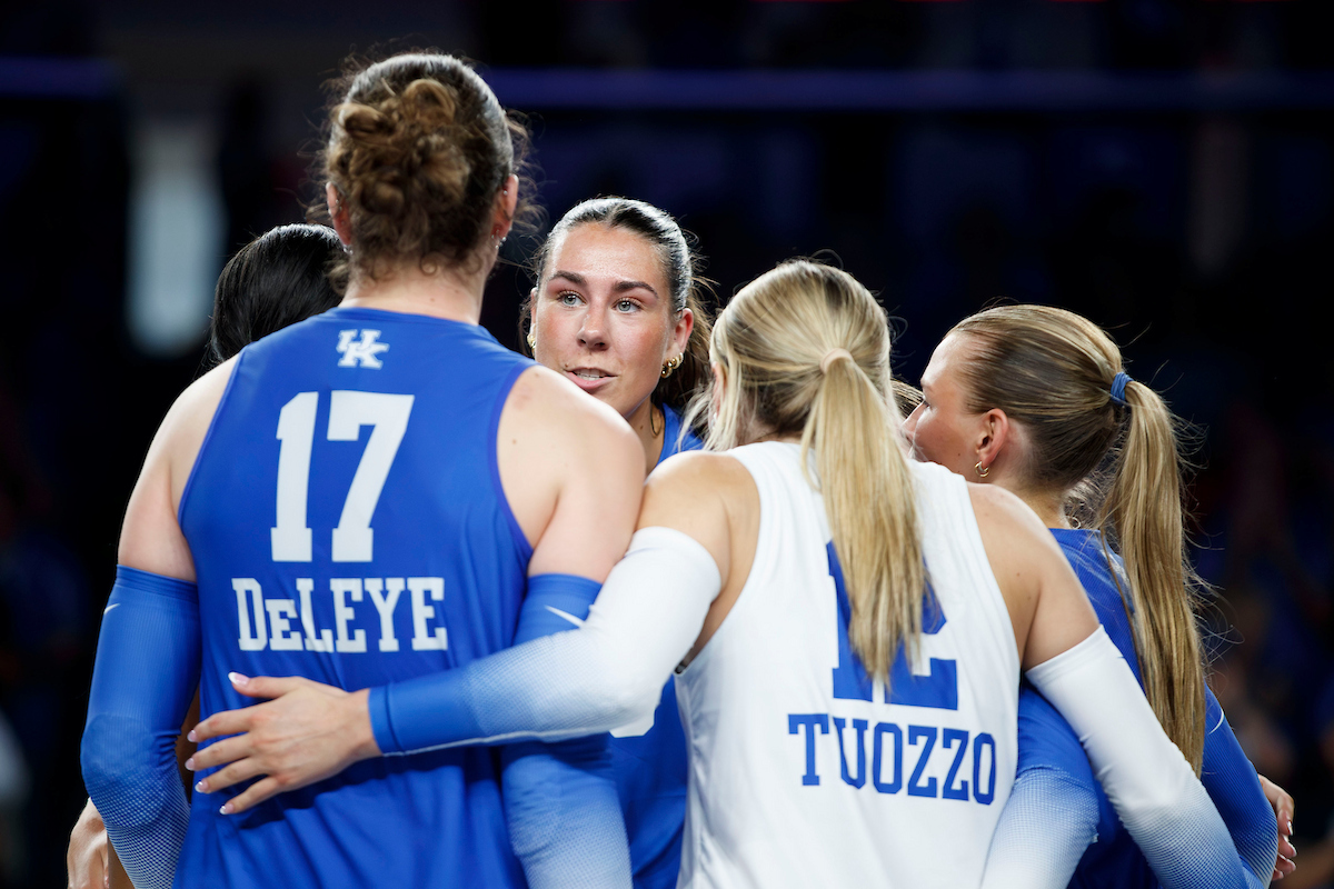 No. 4 Pitt Beats No. 3 Kentucky in Four Sets