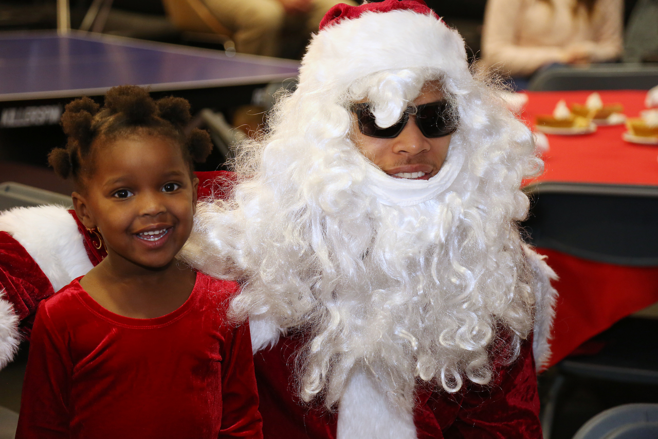 The Kentucky men's basketball team delivered an early Christmas to 10 families in Lexington. 