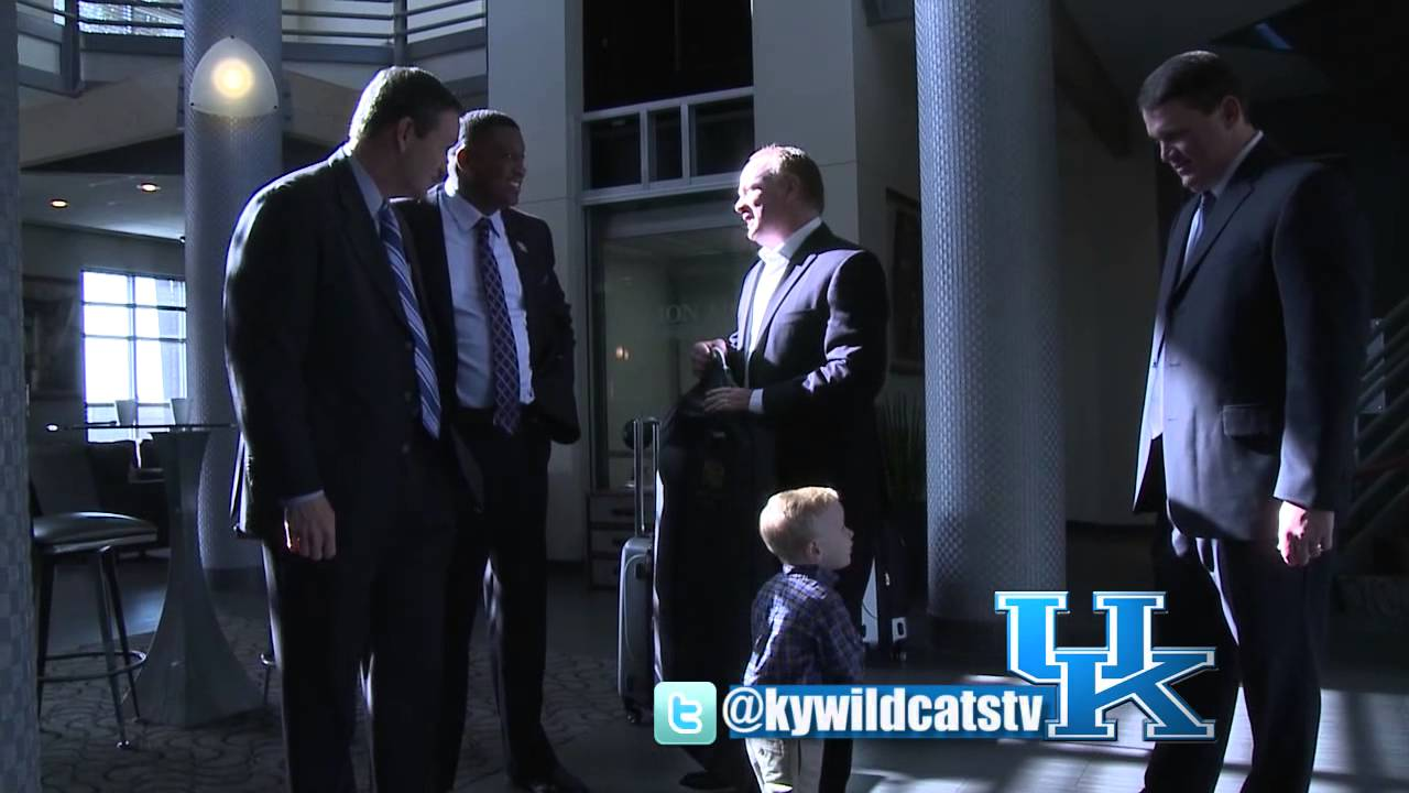 Coach Stoops Arrives At The Airport To Head To Lexington