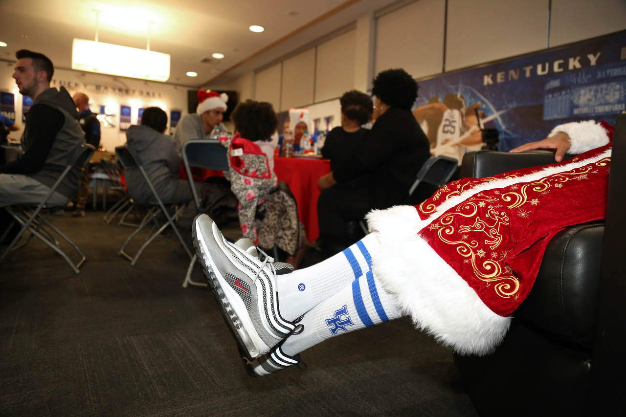 The Kentucky men's basketball team delivered an early Christmas to 10 families in Lexington. 