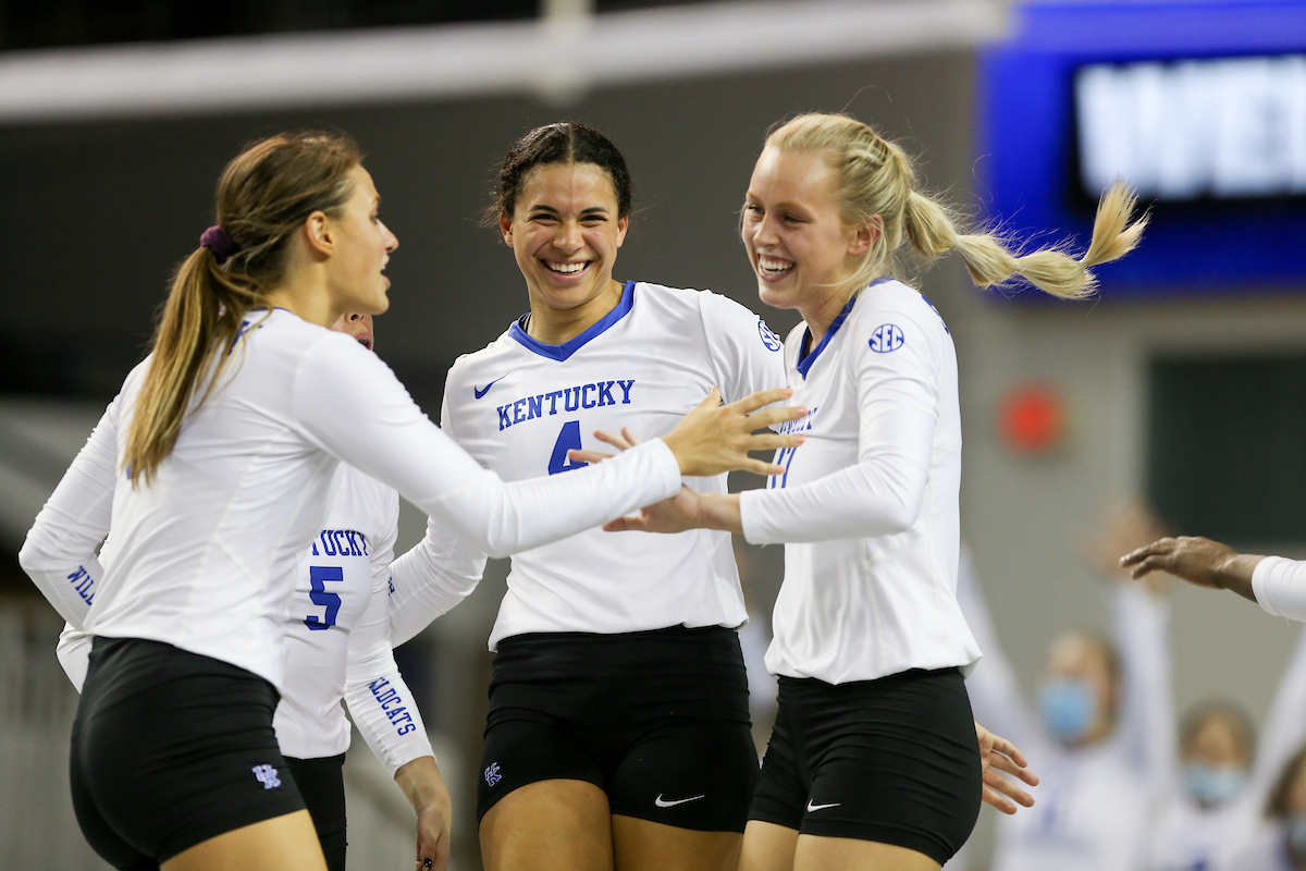 Avery Skinner Alli Stumler.

Kentucky sweeps Alabama 3-0.

Photo by Hannah Phillips | UK Athletics