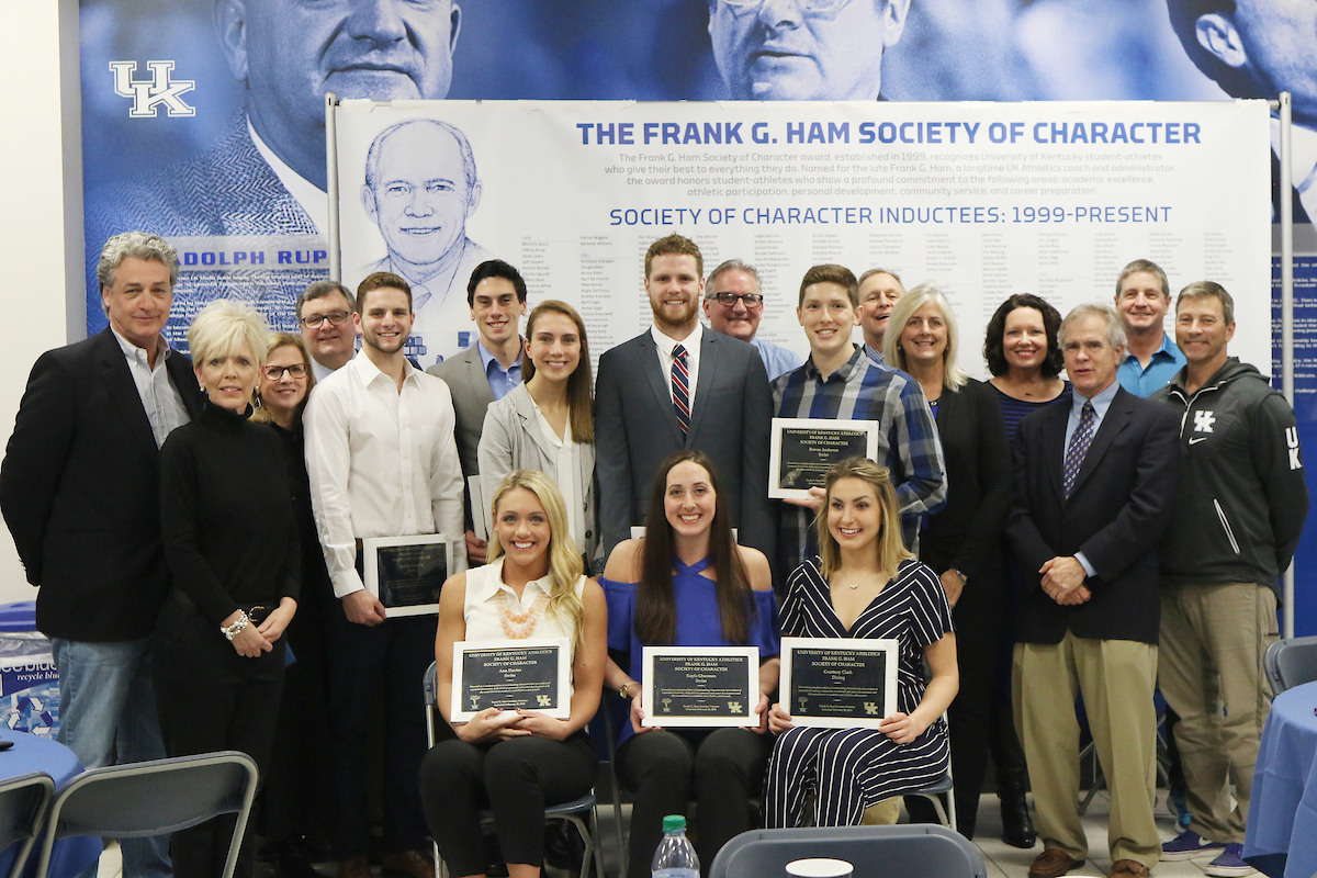 Swimming & Diving & Family.

Frank G. Hamm Society of Character 2018.

Photo by Quinn Foster I UK Athletics