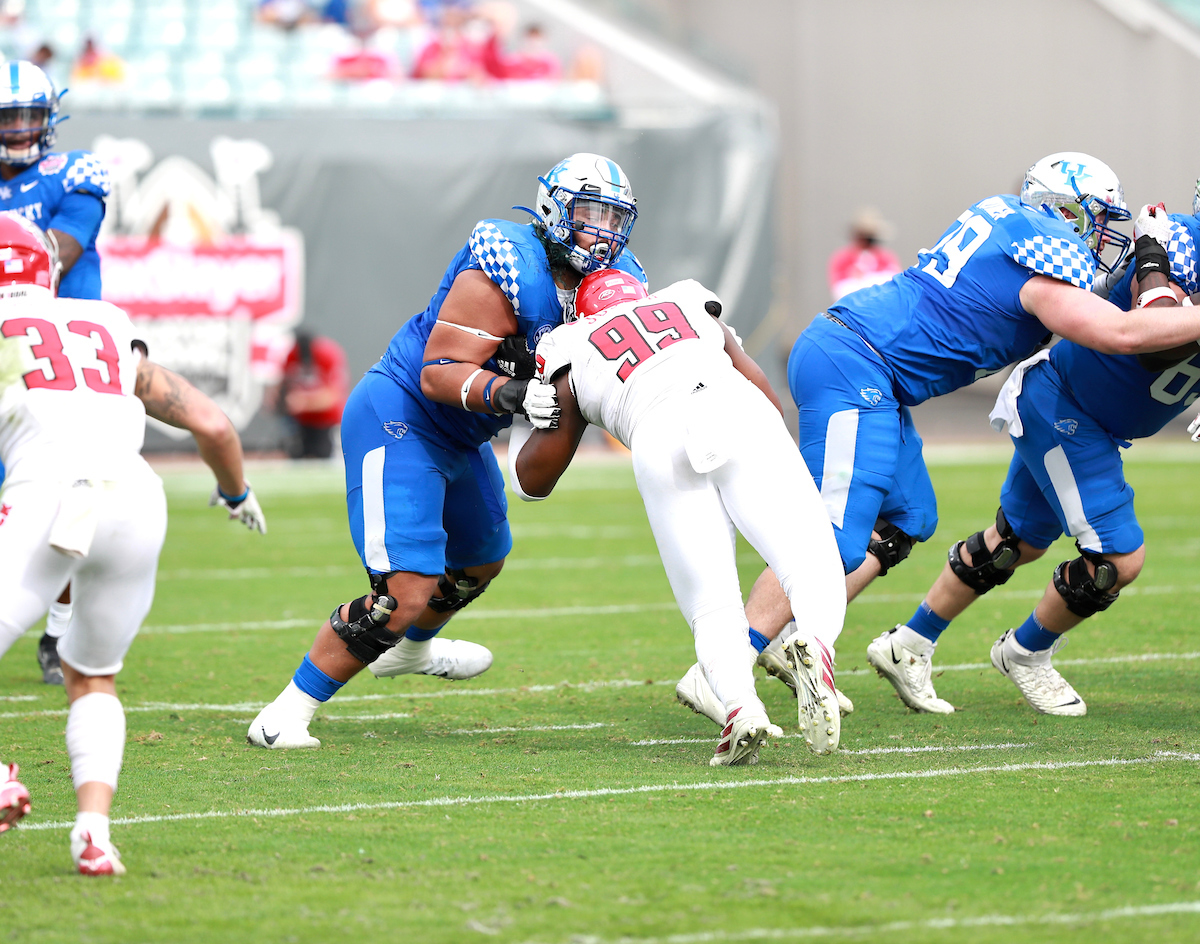 Darian Kinnard

Kentucky beats NC State 23-21

Photo by Jacob Noger | UK Football