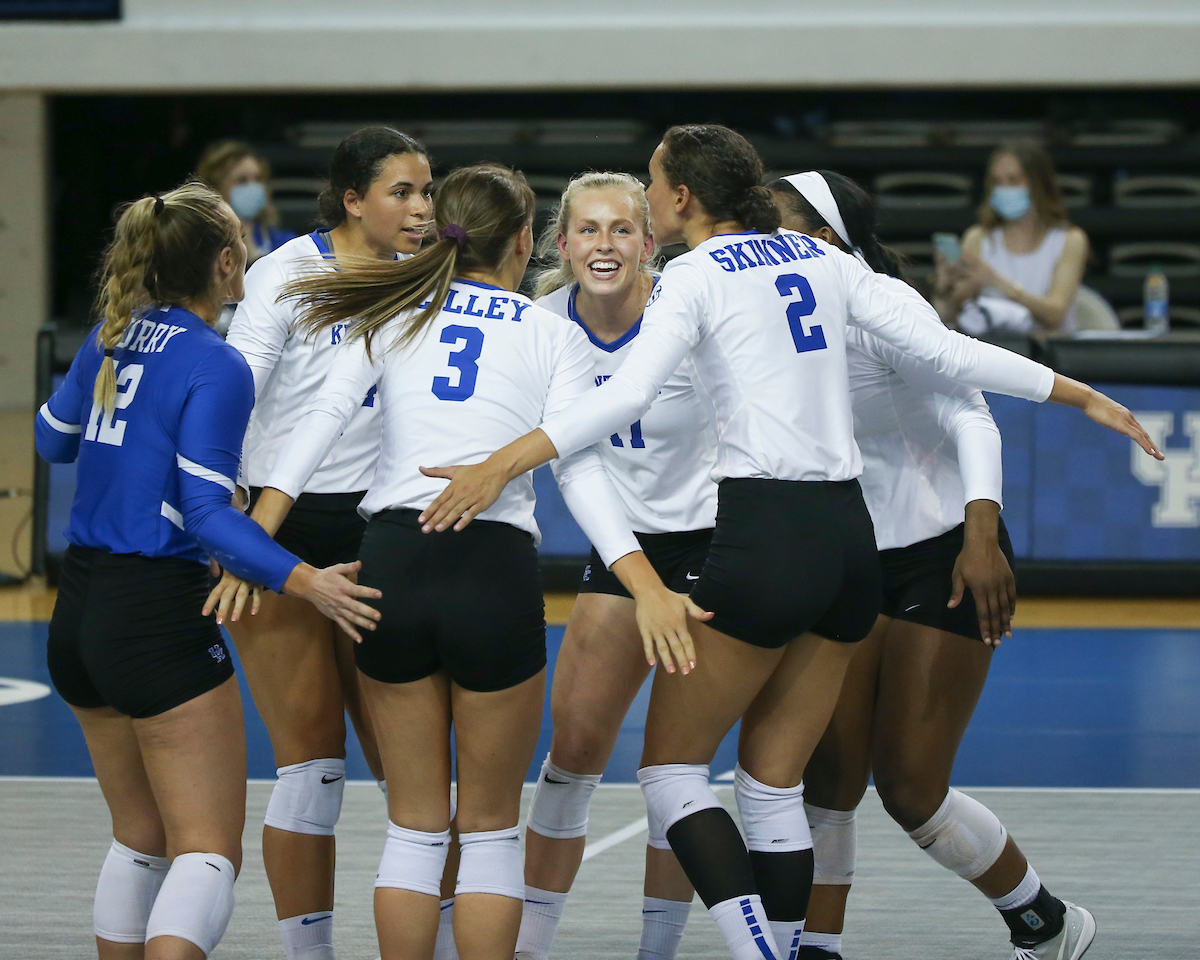 Team.

Kentucky sweeps Alabama 3-0.

Photo by Grace Bradley | UK Athletics